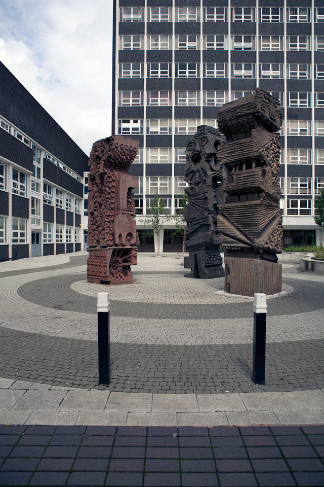 Minut Men sculpture by William Mitchell in courtyard of college.